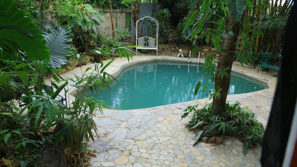 Bushman Cafe Hotel Abidjan Esterno foto