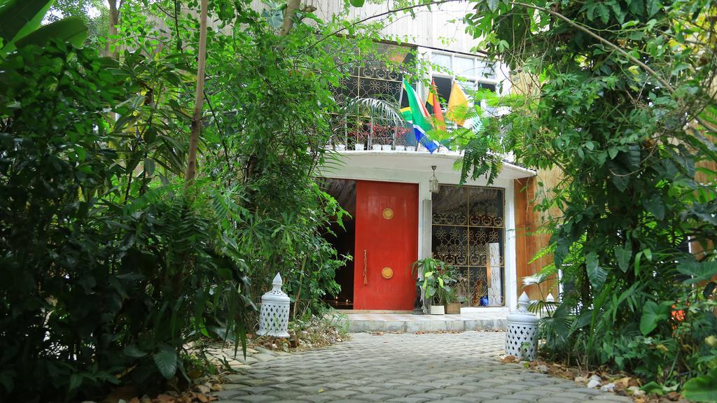 Bushman Cafe Hotel Abidjan Esterno foto