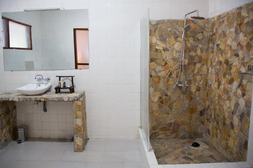 Bushman Cafe Hotel Abidjan Esterno foto