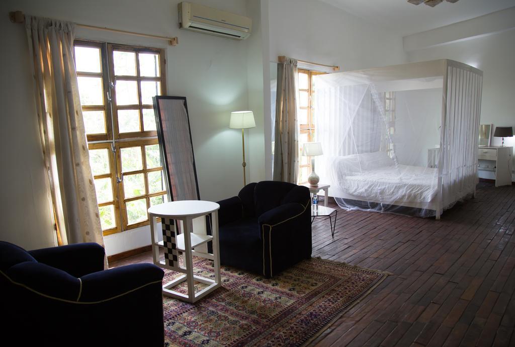 Bushman Cafe Hotel Abidjan Esterno foto