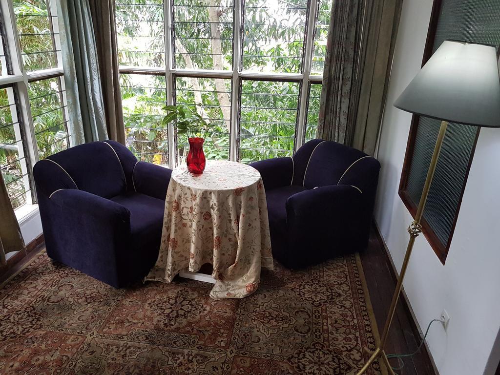 Bushman Cafe Hotel Abidjan Esterno foto